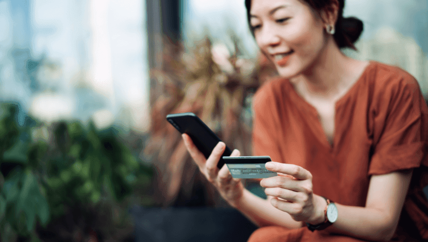 Personne en train de saisir les numéros de sa carte bancaire