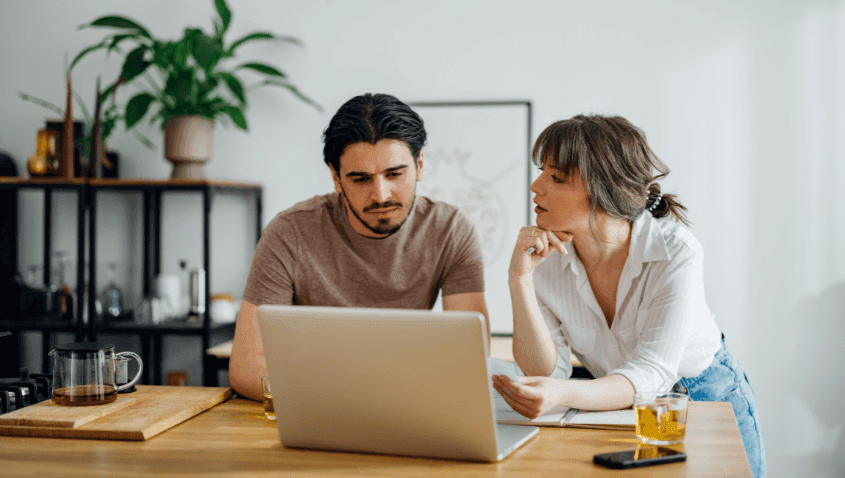 Couple travaillant devant un ordinateur