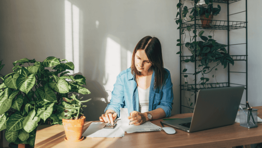 Femme utilisant une calculatrice