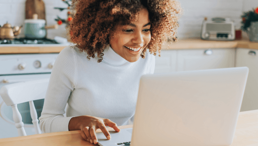 Femme utilisant son ordinateur