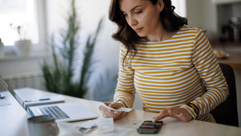 Personne en train de faire ses comptes bancaires