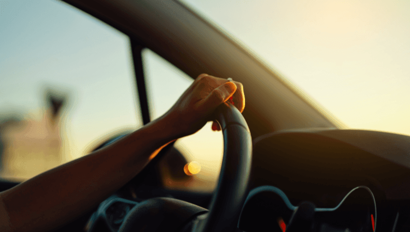 Personne au volant de sa voiture