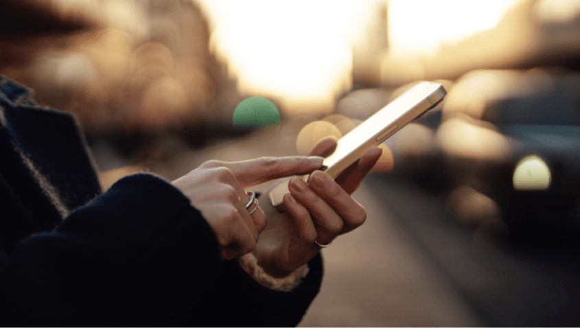 Femme naviguant sur son smartphone