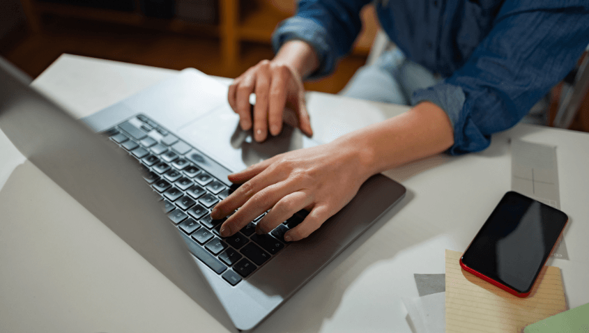 Personne manipulant un ordinateur