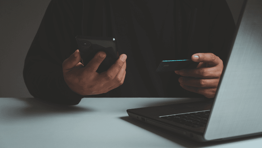 Personne réalisant un achat en ligne