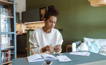 Personne manipulant de l'argent en espèces