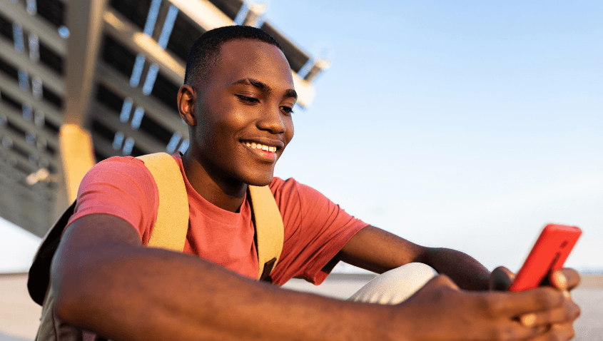 Homme regardant son téléphone