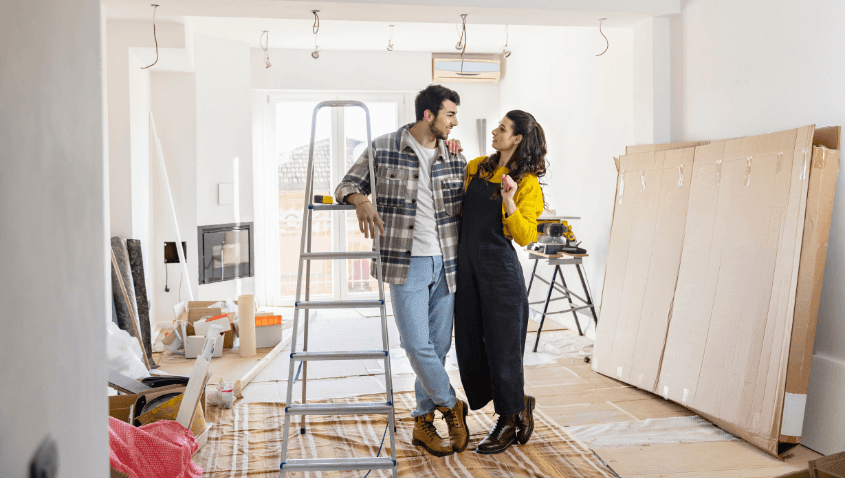 Couple réalisant des travaux