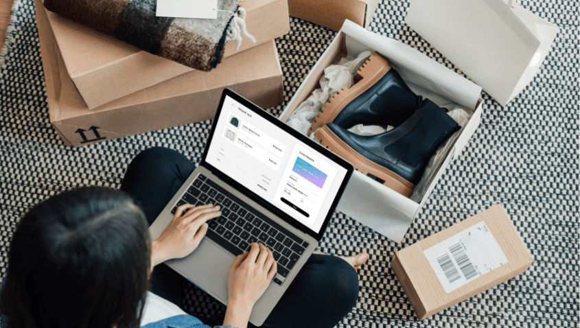 Femme en train de faire des achats sur internet